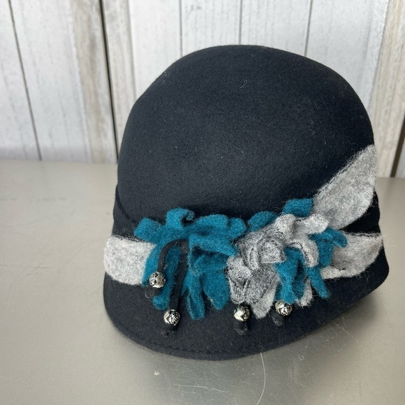 Raffaello Bettini Hat 100% Wool Italy Black With Floral Accent Gray Bluel